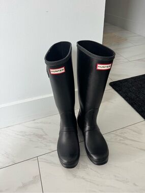 Hunter Black Tall Rain Boots sz7.5